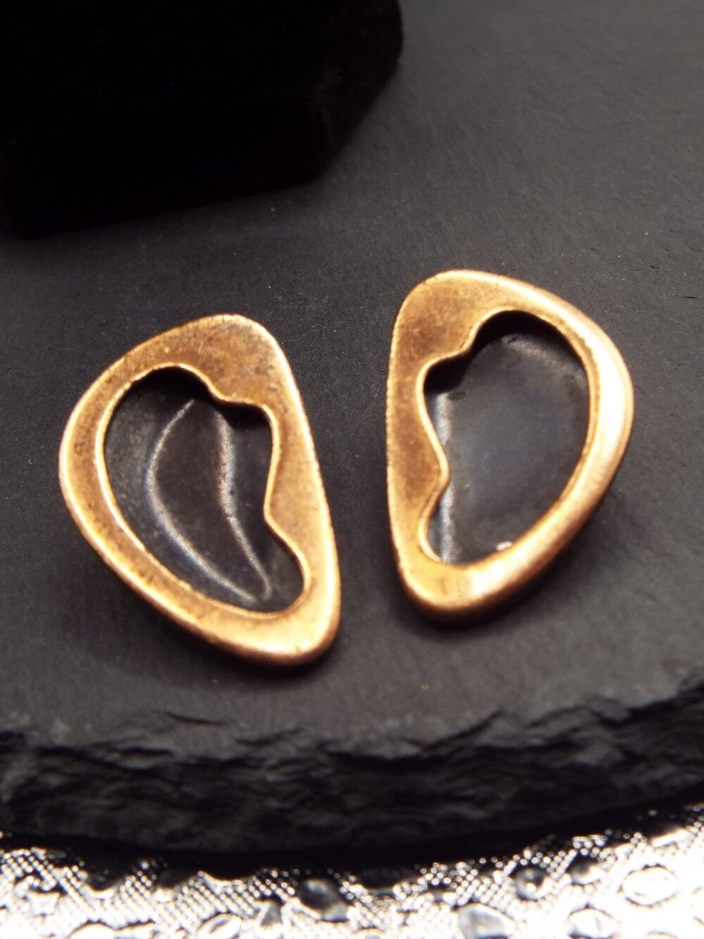 1950'S COPPER 3-D "EAR SHAPED" OXIDIZED CLIP EARRINGS B1